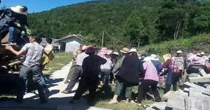 "般若堂慈善”至诚护持三宝,为观音寺精进开展搬砖善行
