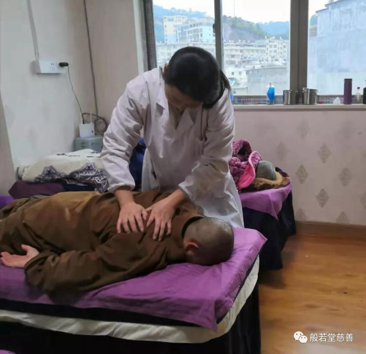 柳俊(女)理疗师